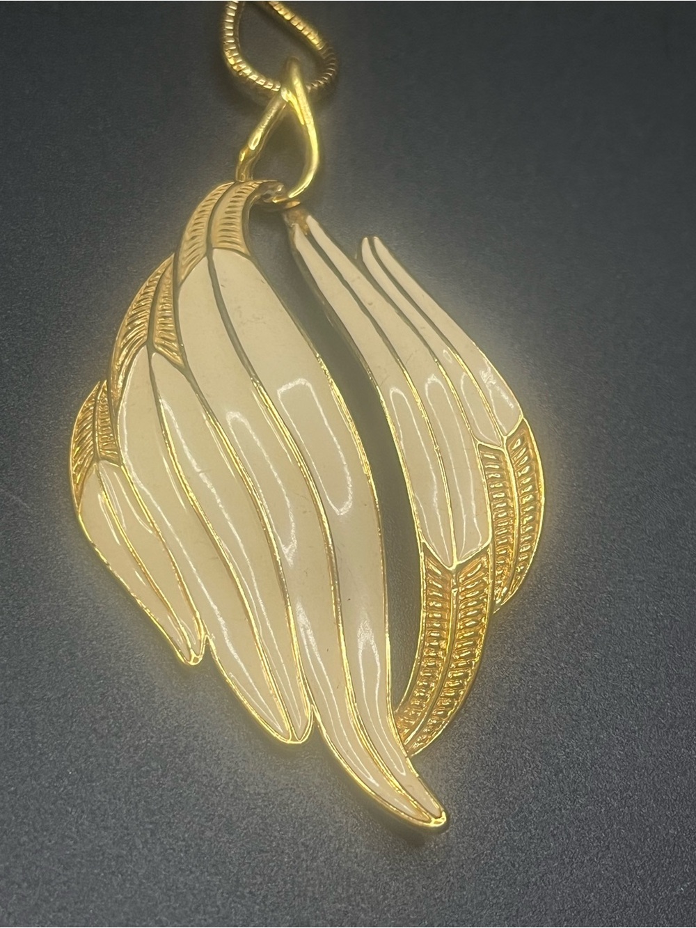 Vintage Trifari Cream Enamel Leaf Pendant Gold Tone Necklace - Picture 7 of 8